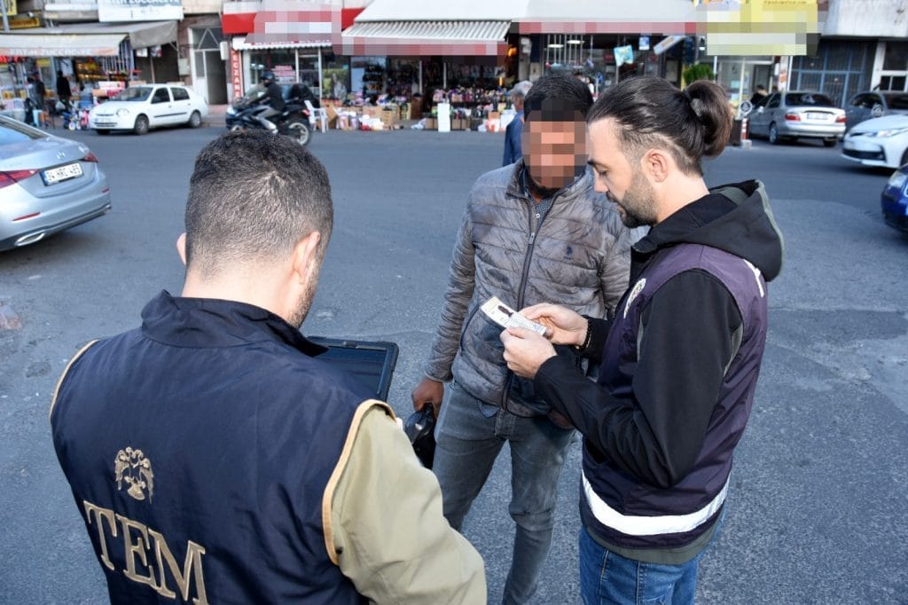 Uyuşturucu operasyonu ve uygulamasında ele geçirildi, Korsan taksi krizinde ceza, Parktaki ahlaksız yakalandı, Şok uygulamaya takıldılar, Trafik Magandalara ceza kesti