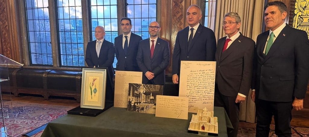 HEREKE HALISI YENİDEN LAHEY’DE: BARIŞ SARAYI’NDAKİ TARİHSEL DOKUYA TÜRK İMZASI
