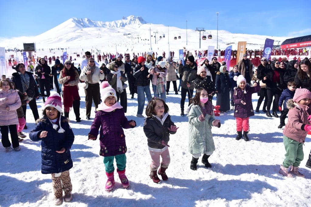 Spor A.Ş.’den Erciyes’te Spor Şenliği ve Gece Kayağı, Kayseri’de Evsizlere Şefkat Eli, İl Kadın Kolları ziyareti, Yeşil Enerji ile Hayvan İçme Suyu Temini, İldem yol çalışması, Dünya Kar Motosikleti Şampiyonası,
