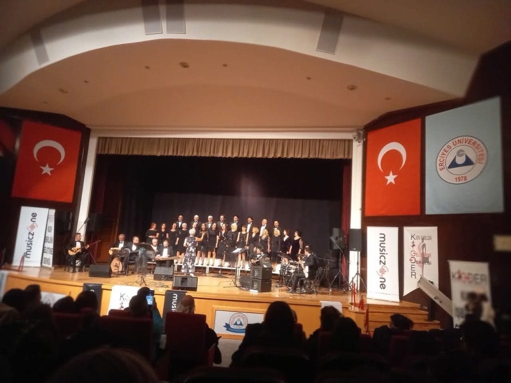 KİGDER’DEN DEPREMZEDELER YARARINA KONSER VE KARAOĞLU’NDAN DESTEK VERELERE TEŞEKKÜR