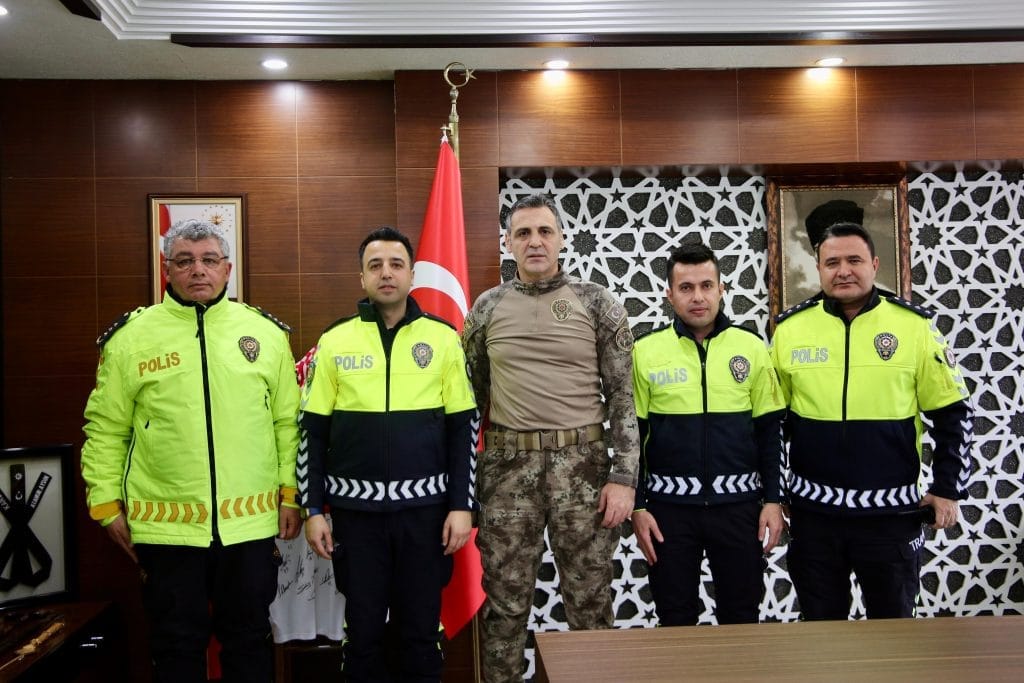 Emniyet Müdürü Örnek polisleri tebrik etti, Polis Unutulan içinde para olan çantayı sahibine verdi, Dolandırıcı sahte kamu görevlisi yakalandı, Hırsızlar yakalandı, Trafikte ters yön cezası