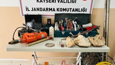 Tomarza’da kaçak kazı yapan 4 kişiye suçüstü