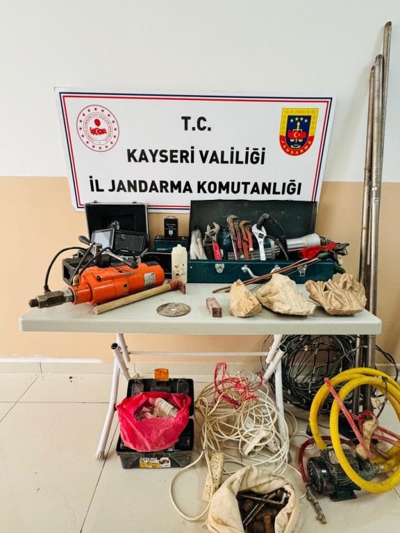 Tomarza’da kaçak kazı yapan 4 kişiye suçüstü