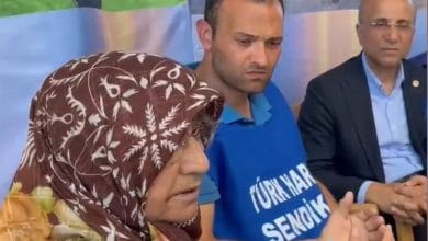 CHP’li Aşkın Genç’in dinlediği yurttaş: Tek başıma yaşıyorum, maaş yetmiyor, Cumhurbaşkanım bize yardım etmiyor. Sürünelim mi sokaklarda?