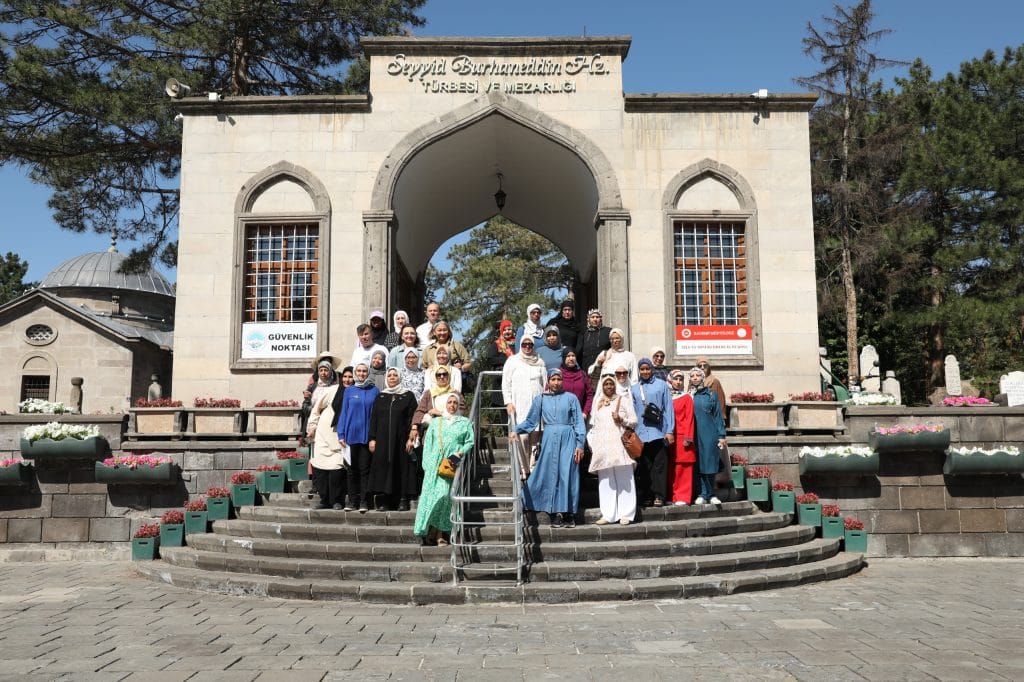 9 Ülkeden Gelen Kursiyerlere Kayseri tanıtıldı, Emekliler Kafeteryası’nda Jimnastik Aktivitesi, Sınava giren öğrencilere ücretsiz ulaşım ve başarı dileği. karne törenleri