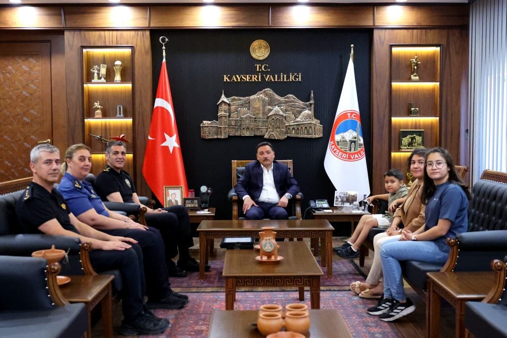 Vali Çiçek’ten, Şehit polisin eşine ‘Şehadet belgesi’ ve mahalle ziyareti