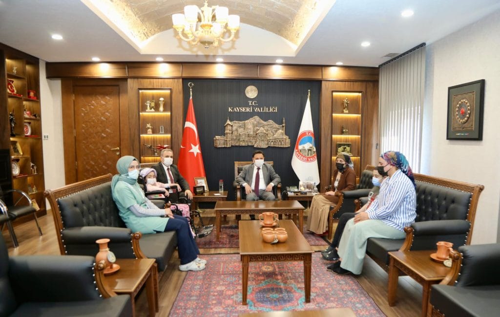 Vali Gökmen Çiçek ve Rektör Prof. Dr. Fatih Altun Miniklerin İsteğini Yerine Getirdi