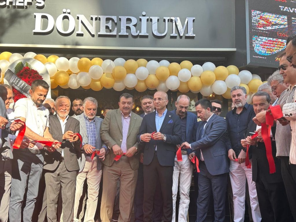 Sinan Chef’s ailesinin yeni işletmesi Dönerium Restaurant açıldı