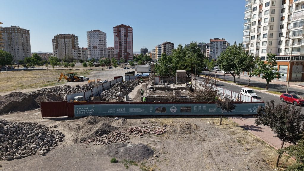 Erciyes Yüksek İrtifa’ya “Atletizm Pisti”, Yahyalı’ya Temiz Enerji Yatırımı, Grup Yol Projesi, Talas’ta İlkokul Öğrencilerine Bilim Rüzgârı, Öğrencilere Yaz Kampı, Güvenli Parklar , Tasmakıran Camii’nde Restorasyon, İl Halk Kütüphanesi açıldı,