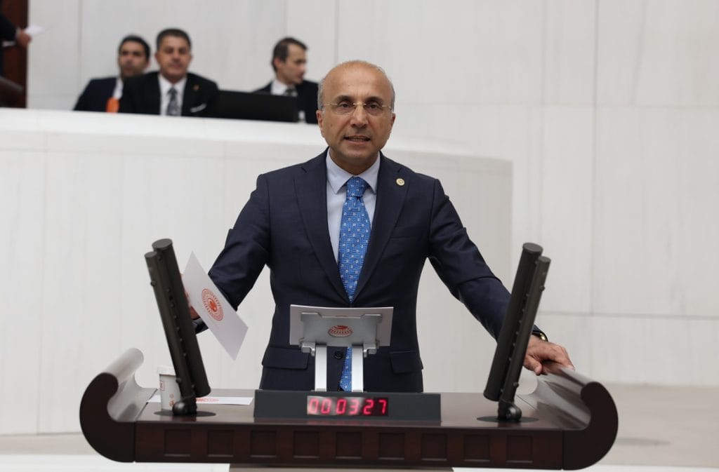 CHP’Lİ AŞKIN GENÇ’TEN TORBA KANUN TEPKİSİ: ÜNİVERSİTELERİMİZ SİYASİ VESAYETİN ALTINA SOKULMAK İSTENİYOR