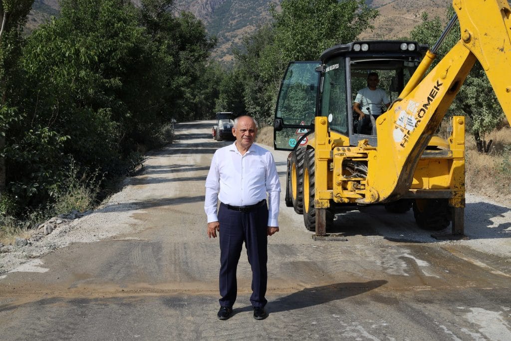 YAHYALI’DA DOĞALGAZIN ARDINDAN SICAK ASFALT KONFORUNU BAŞKAN ESAT ÖZTÜRK YERİNDE İNCELEDİ