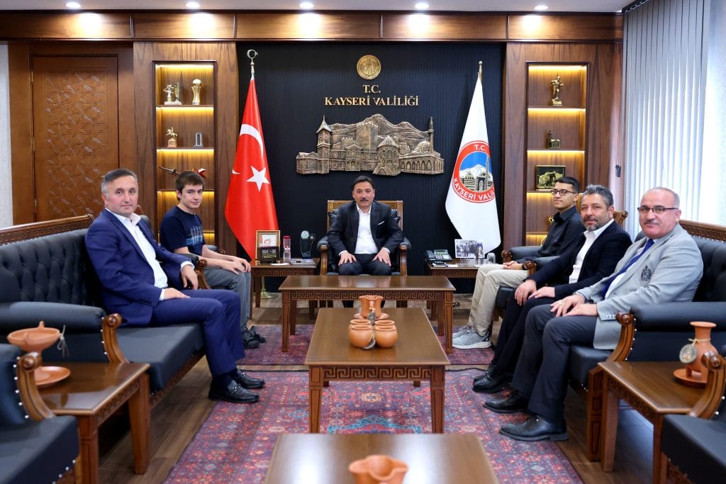 VALİ ÇİÇEK, YKS’DE DERECEYE GİREN ÖĞRENCİLERİ MAKAMINDA KABUL ETTİ.