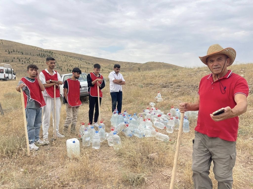 CHP’li gençler fidanları suladı, Takipçileri ile fidan dikti