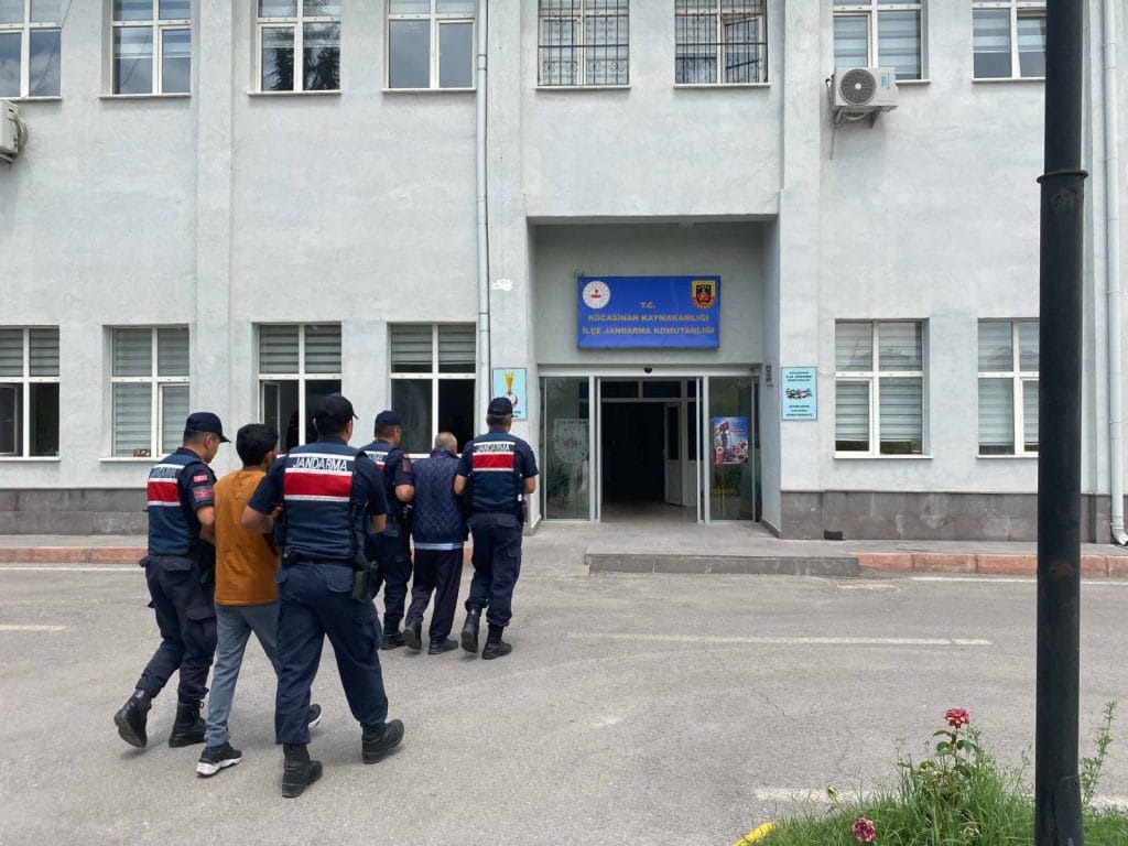 Trafik Denetleme Şube Müdürlüğü uyardı, Silah, kaçak kazı ve Uyuşturucu operasyonu, DEAŞ’tan aranan 3 Suriyeliden 2’si yakalandı, Abartı egzoz, drift, makas atma yüksek ses müziğe ceza