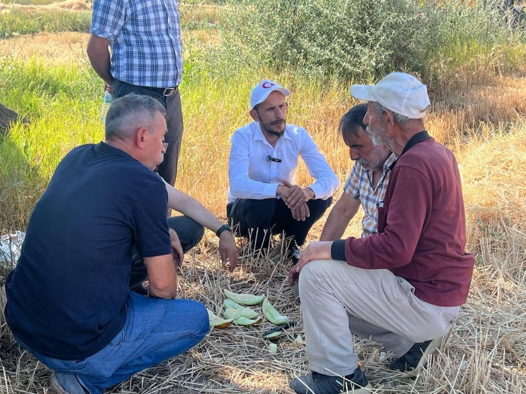 Yeşilay’a ziyaret, Zeytinlik uyarısı yapan, aşure dağıtan, 24. Kuruluş yılını kutlayan SP Çiftçileri tarlada dinledi
