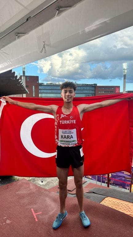 ERÜ Öğrencisi Rekor Kırarak Avrupa Şampiyonu Oldu, FISU Dünya Üniversite Oyunlarında derece ile dönen Sporcumuza çiçekli karşılama