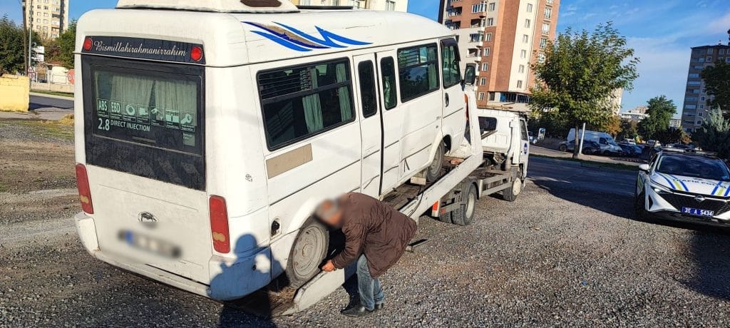 Kuryeyi tehdite gözaltı, Dolandırıcı ve hırsızlıktan hükümlü 2 kadın ile Fetö’den hükümlü 5 kişi yakalandı, Trafik denetimi, motosiklet ve motorlu bisiklet sürücülerine uygulama,