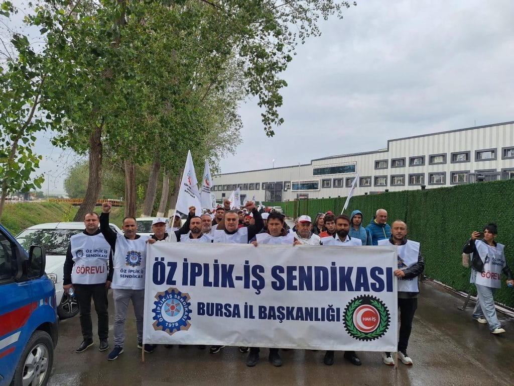 ÖZ İPLİK İŞ: İŞÇİLERİN ANAYASAL HAKLARINA YÖNELİK BASKI VE HUKUKSUZ UYGULAMALARA KARŞI MÜCADELEMİZ SÜRÜYOR