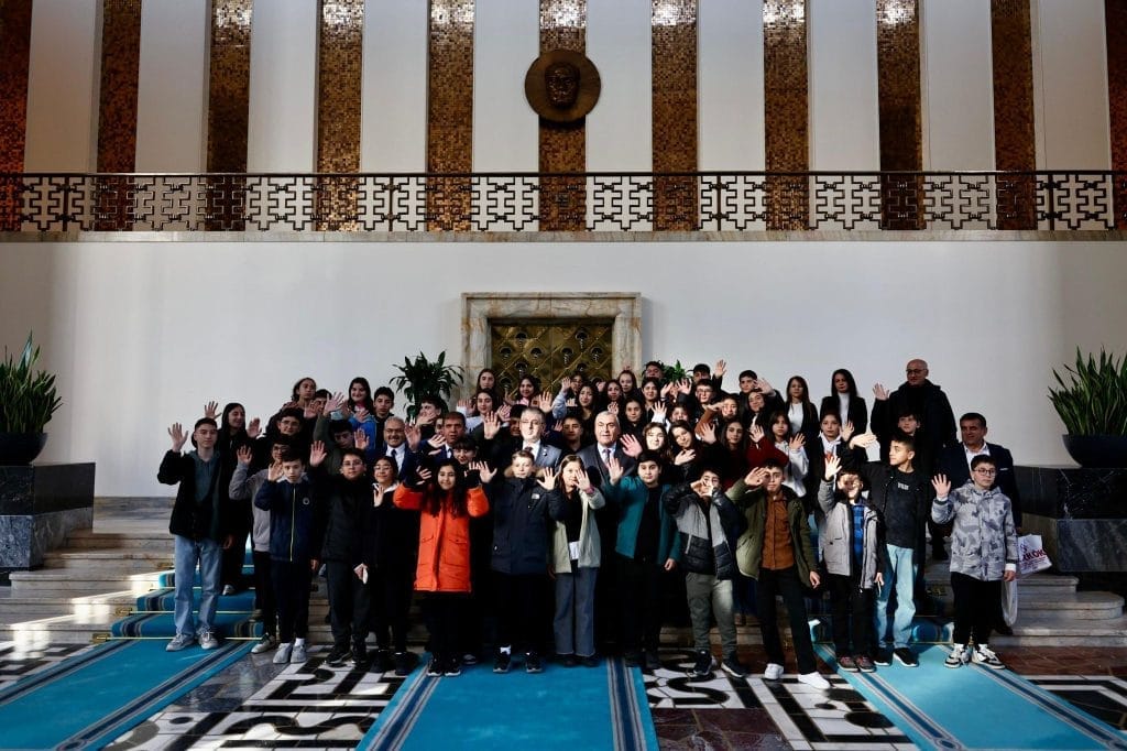 Kayseri’den 76 Öğrenci TBMM’yi gezdi, Başkan Koşar “Uluslararası Yerel Yönetimlerde Kadın Zirvesi”ne katıldı, Hulusi Akar Kayserili bazı Gazetecilerle Bir Araya Geldi