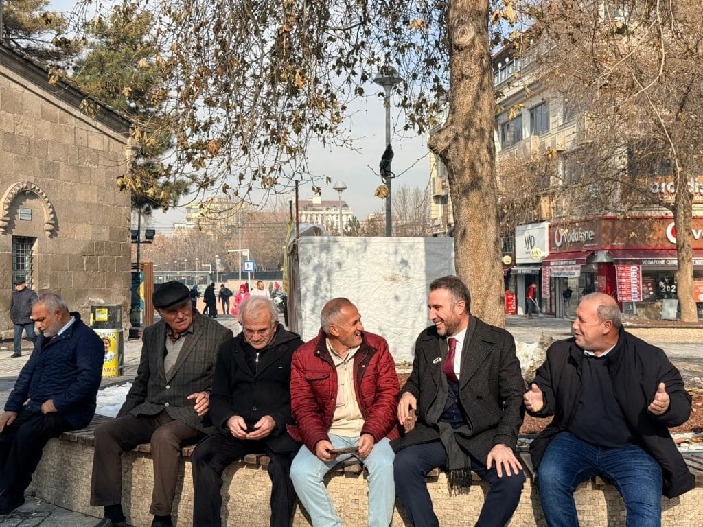 SP, “EmekliChef” ile emeklinin hayatta kalma mücadelesi gündemde, emeklilerin sorunlarını dinlemek için sahalarda