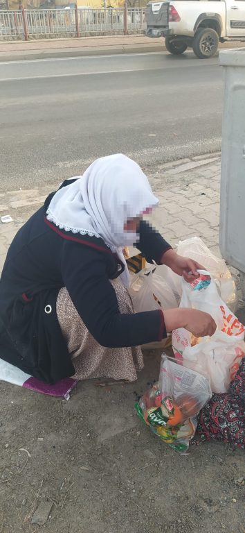 EVDEN GETİRDİKLERİ EŞYALARLA DUYGU SÖMÜRÜSÜ YAPAN DİLENCİLERE TOPLANDI