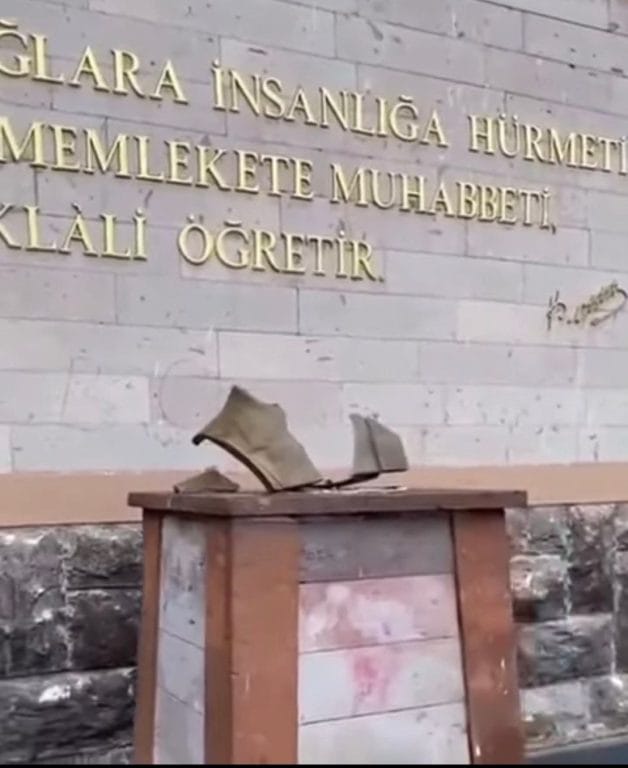Kayseri’de, bir okul bahçesindeki Atatürk üstünü kırdılar
