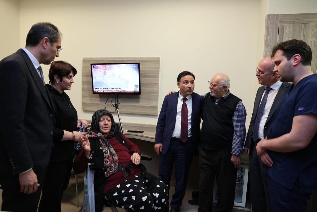 Vali Çiçek: Hastanede önce Şehit annesini, sonra hasta ve yakınlarını, iki mahallede esnafı ziyaret etti