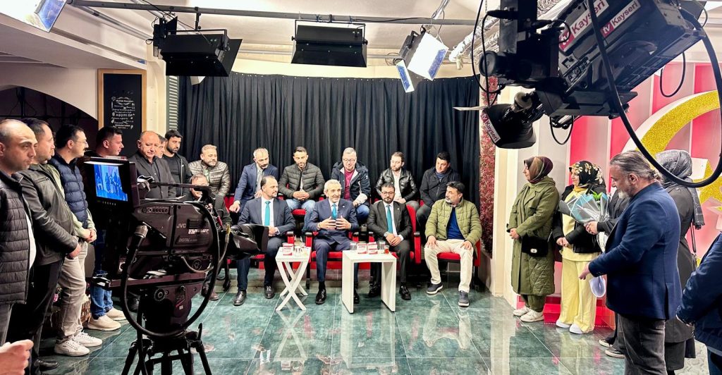 CANLI YAYINDA SÜRPRİZ ANLAR: İŞÇİLER STÜDYOYU BASTI
