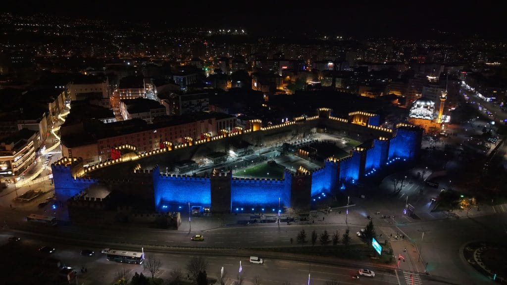 Tarihi Surlarında Otizm Farkındalığı ışıklandırma, diğer kanser ve sağlık haberleri