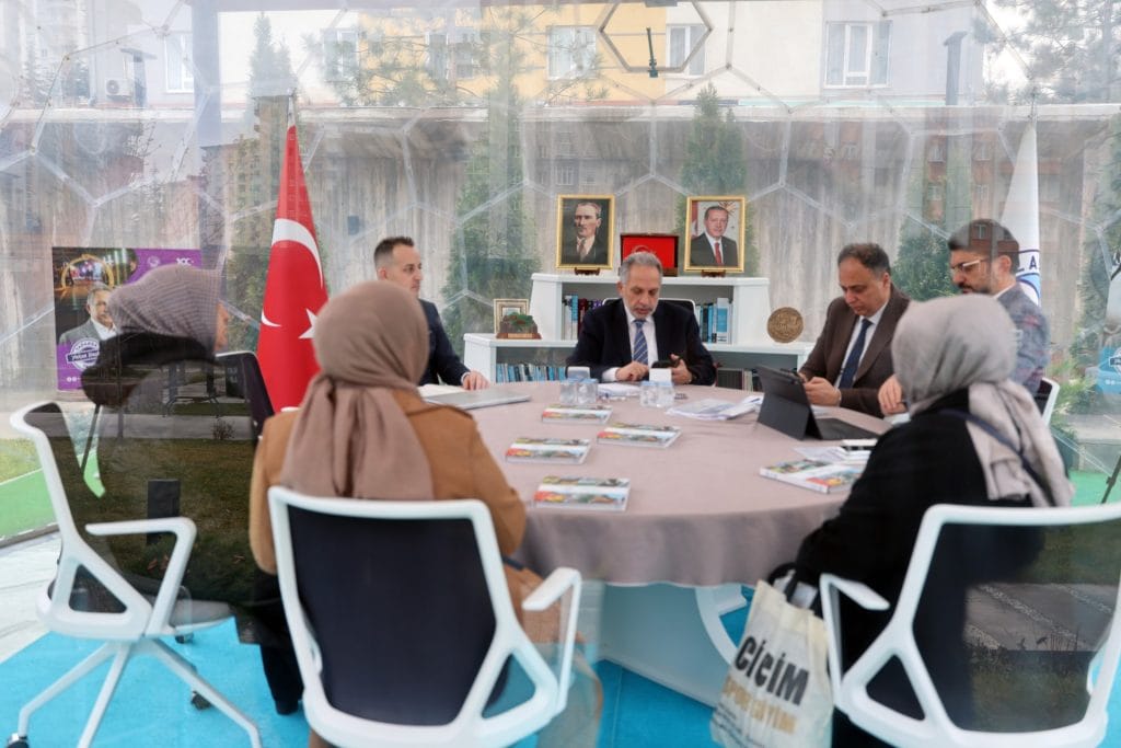 “ŞEFFAF ODA” MODELİ 8 DİLDE TESCİLLENDİ, ÇİÇEK ŞENLİĞİNE MUHTEŞEM FİNAL, ŞEHİT KEMİKKIRAN AVRUPA ŞAMPİYONU OLDU, ÇEVRE DOSTU İLAÇLAMA, MENEKŞE SİTELERİ’NDE MUTLU SON,
