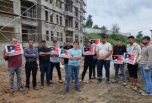 TOKİ şantiyesinde işçiler iki aylık ücretleri için eylemde: Halktan büyük destek