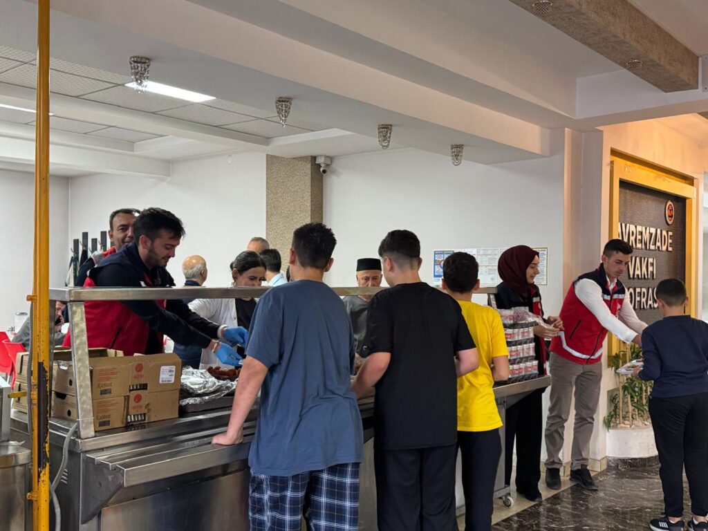 Hafızlık öğrencilerine asırlık vakıf geleneği ile güveç ikramı