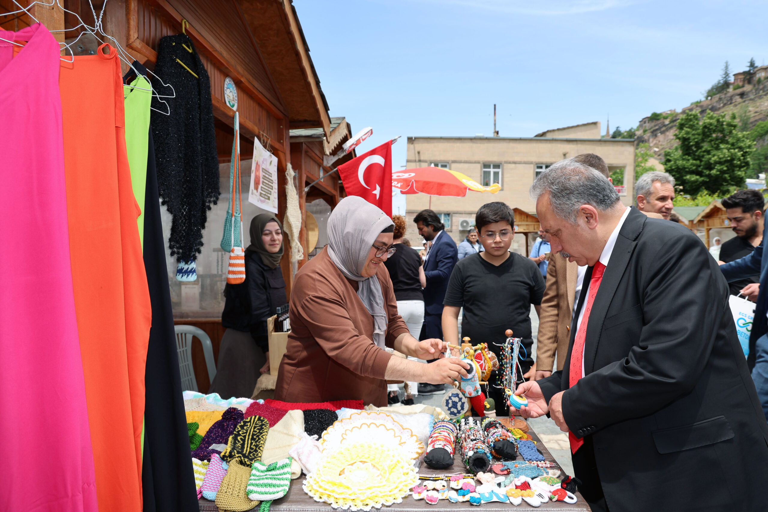 Talas’ta maharetli eller, Engellilere uzanan gönül köprüsü, ahır atıklarından gübre