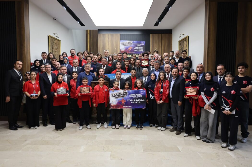 Vali Çiçek, Başarılı Öğrencileri ve Öğretmenlerini Kabul Etti