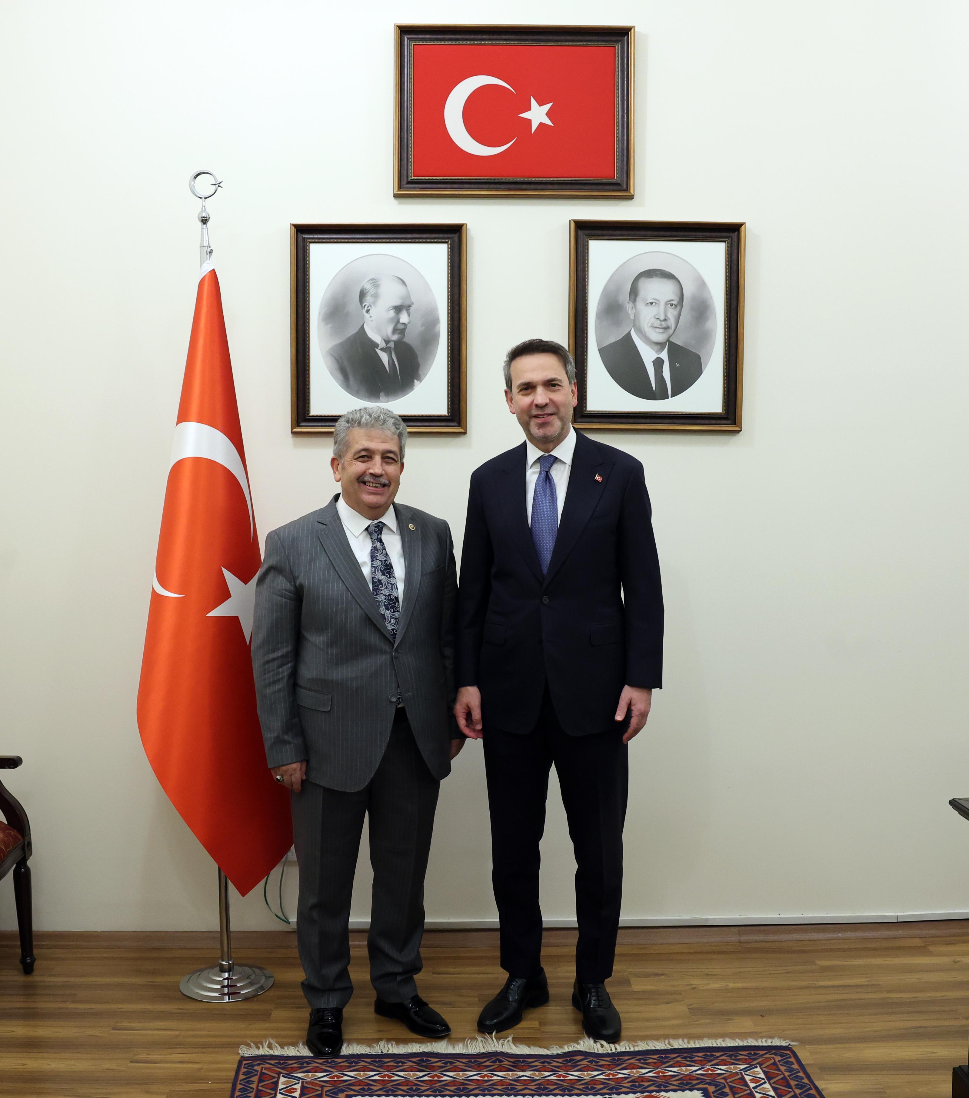Özsoy sözünde durdu, bakanı ziyaret etti