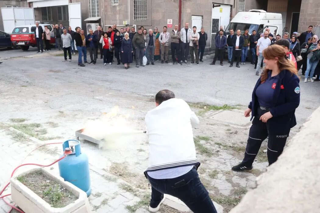 Kayseri’de Sağlık personeline yangın eğitimi