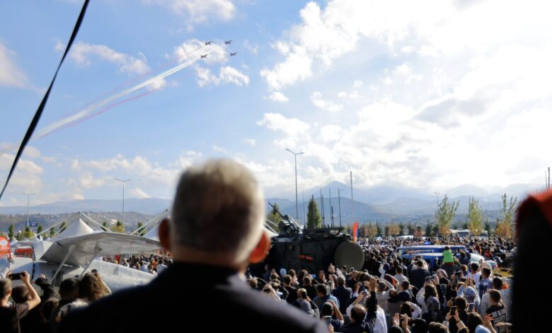 Türk Yıldızları Kayseri semalarında gösteri uçuşu yaparak büyüledi